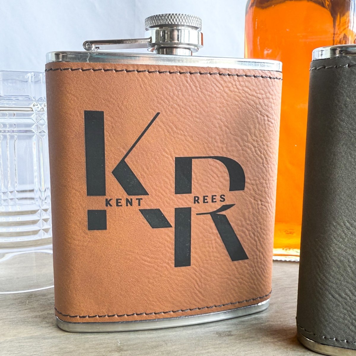 Personalized Leatherette Flask β Engraved Hunting & Outdoor Gift β Keepsake Journey - Handmade for occasion β material β style - Personalized Gift Idea - Custom Engraving -
